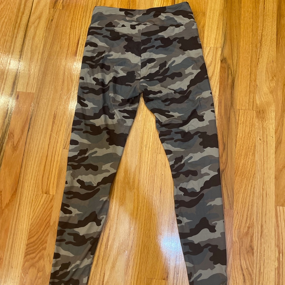 💜 5 for $25 or 3 for $18 camouflage motto leggings